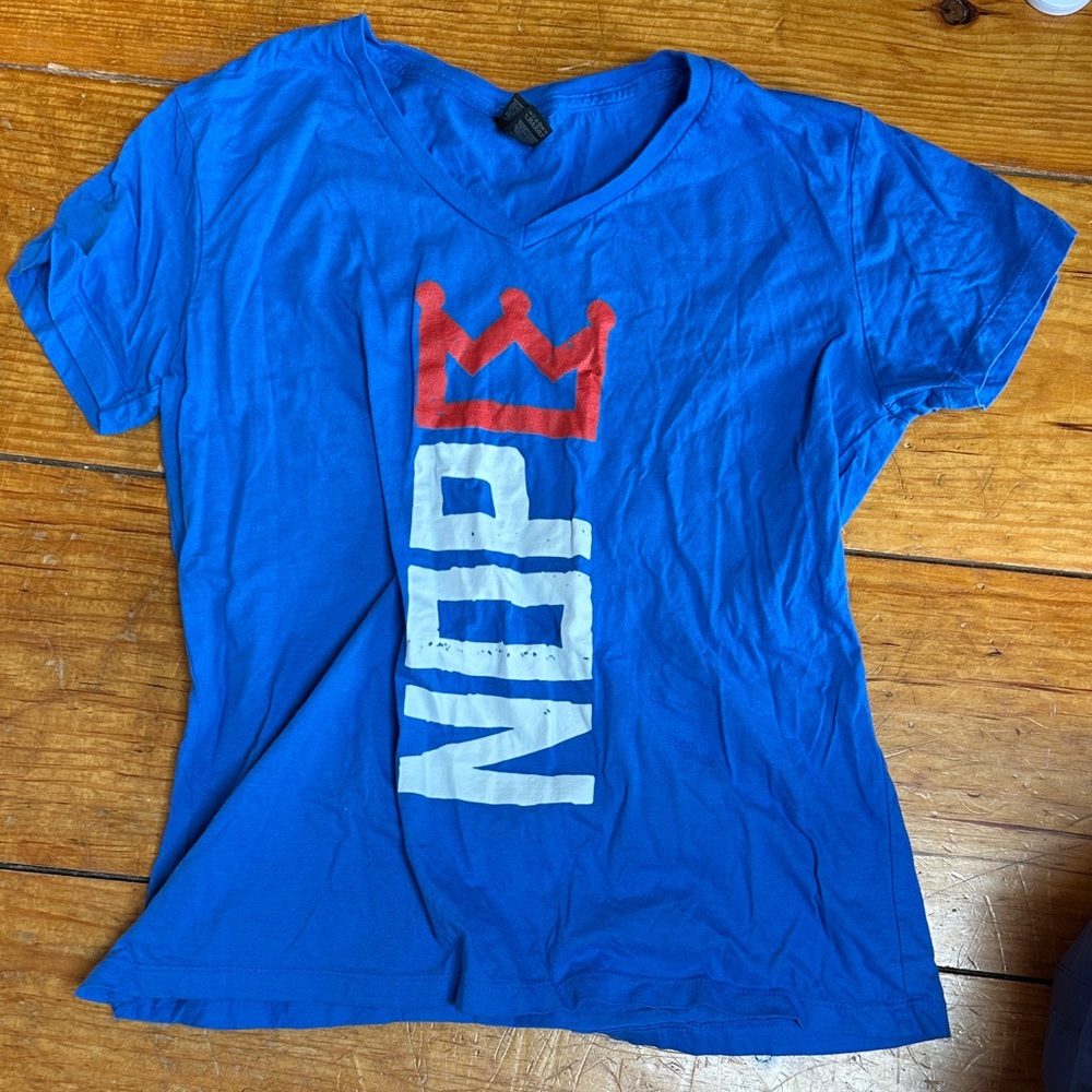 NO KINGS (NOPE) Gildan Royal Blue women’s V-Neck Tee 2XL Runs Small